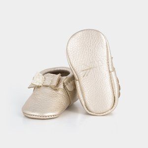 Freshly Picked Platinum Bow Mocc, Size 2, 6-12 mo